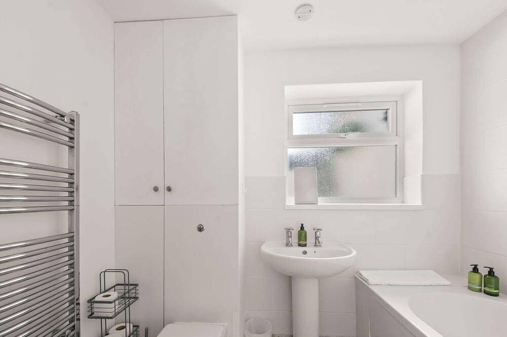 Foto 10 von 27: Modern 2 Bed Windsor Home - Sleeps 4 - Parking
