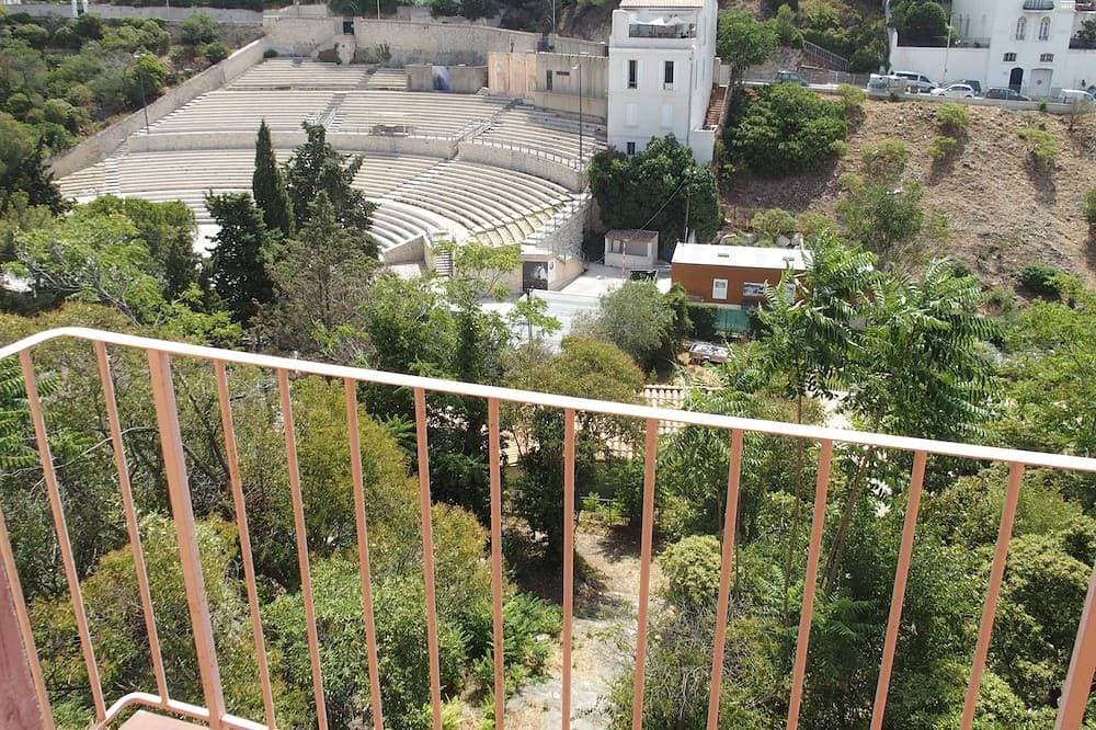 Foto 8 von 16: Ein Balkon über dem Meer. Ein Raum in der Stadt