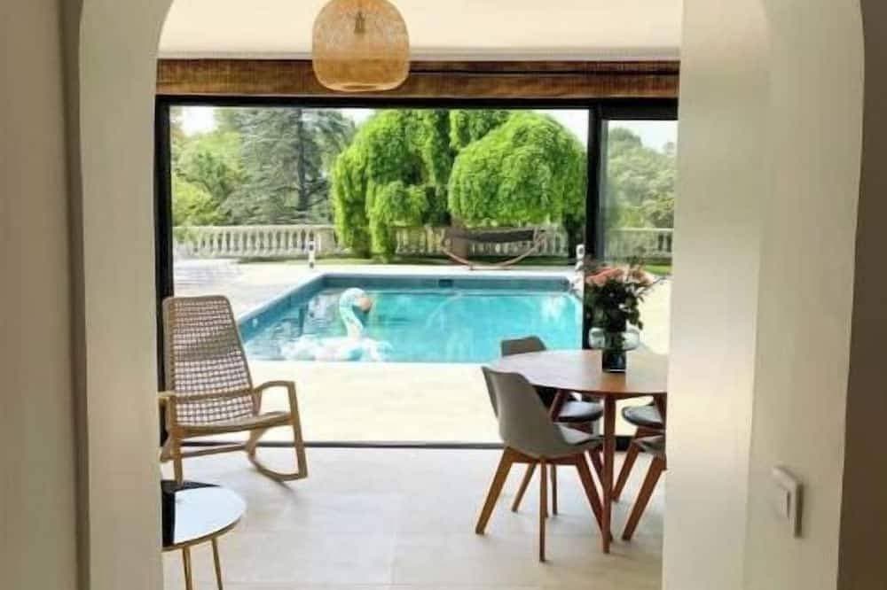 2-bedroom apartment overlooking the pool 1