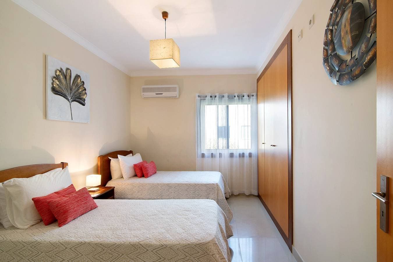 Foto 6 von 23: Ferienwohnung 'Condomínio Quinta Do Vale' mit Gemeinschaftspool, WLAN und Klimaanlage