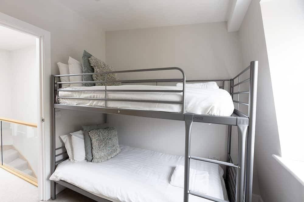 Foto 6 von 30: Immaculate Central Windsor Town House