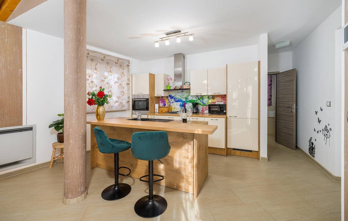 Foto 7 von 50: Geräumige 125 m² große Wohnung mit Pool, WLAN und Parkplatz
