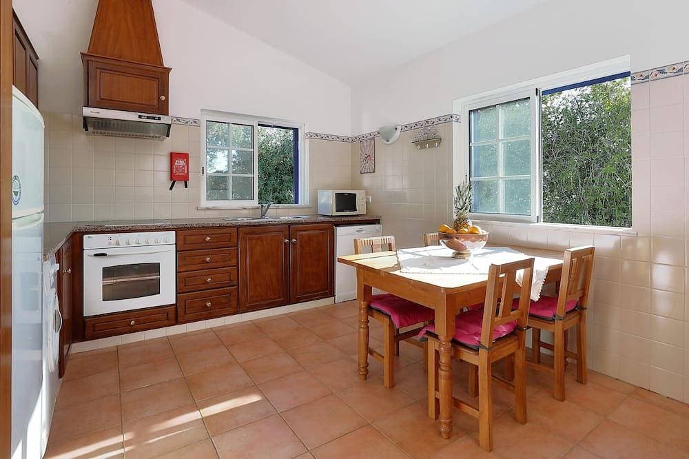 Foto 13 von 22: Schöne Villa, ideal für einen erholsamen Urlaub, mit Pool und Blick auf die Küste.