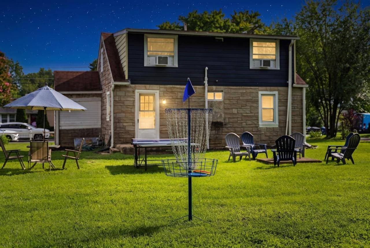 New Cozy 3BR Retreat Sleeps 6 Free Parking 1