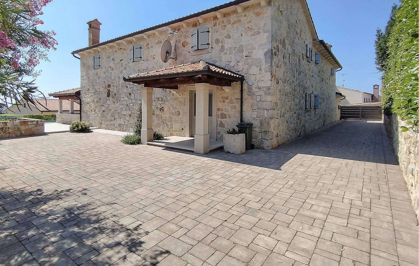 Foto 3 von 37: Gemütliche 2-Zimmer-Wohnung mit Pool, WLAN und Parkplatz in Labinci, in der Nähe von Restaurants