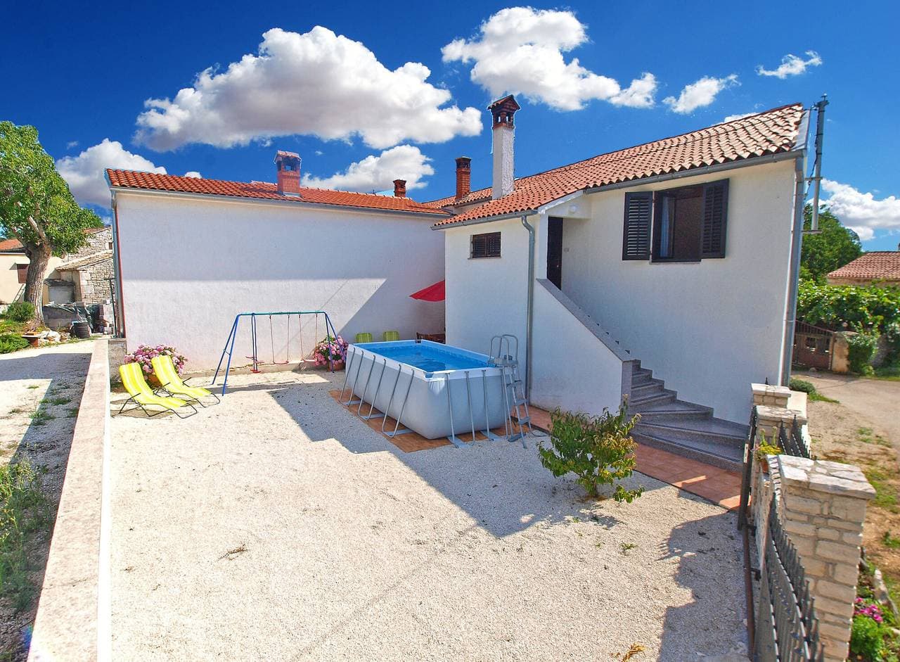 Foto 5 von 27: Ferienhaus für 4 Personen mit Pool