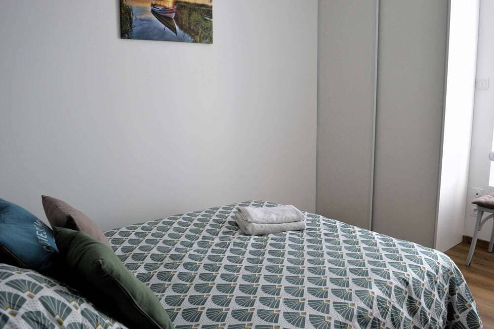 Foto 4 von 22: L'artiste, Moderne Avec vue mer - Cour - Parking