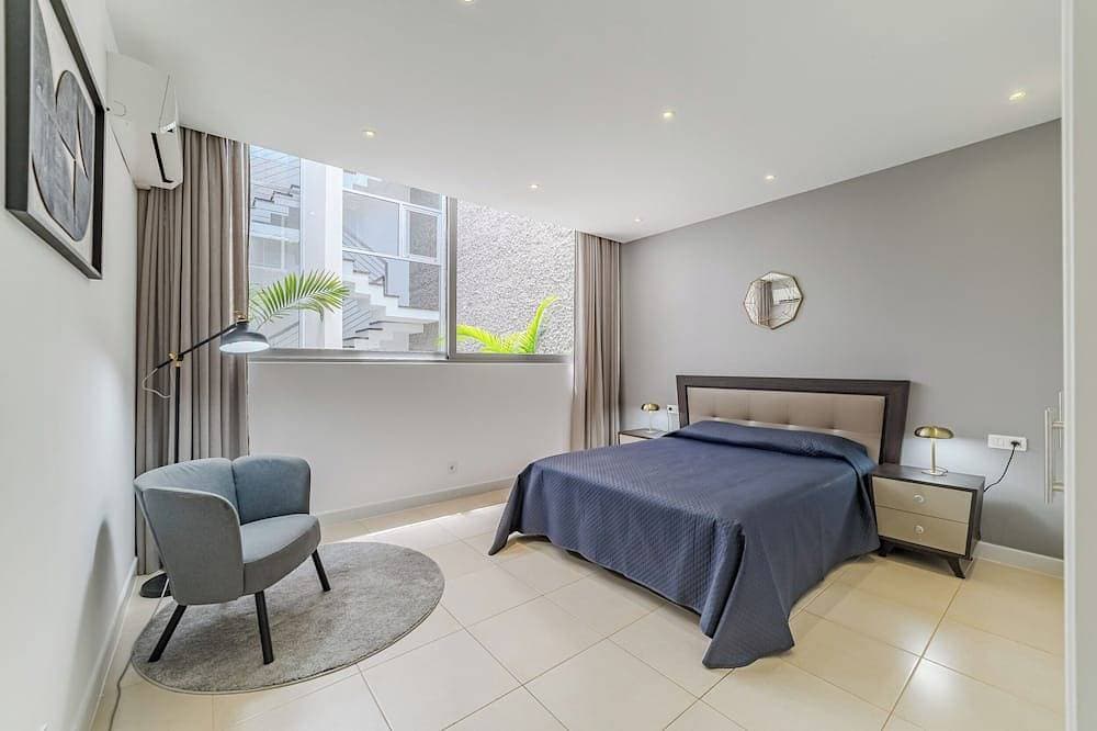 Foto 6 von 28: Moderne 5-Zimmer-Villa in El Duque, beheizter Pool, WLAN, nur 250 m vom Strand entfernt
