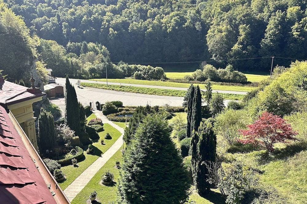 Foto 7 von 18: Ferienwohnung 'Romantik im Schloss' mit Bergblick