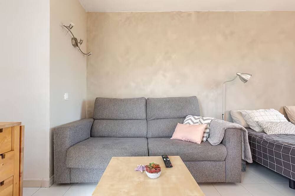 Foto 10 von 23: Geräumiges, helles Studio mit Terrasse und Blick auf den Pool