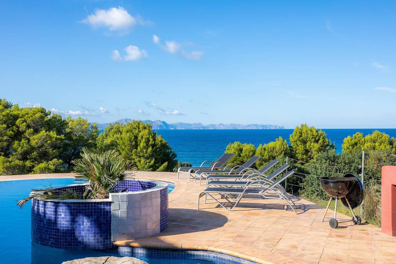 Foto 2 von 35: Wunderschönes Ferienhaus “Alta Vista” mit Panoramablick, Infinity Pool, Terrasse und WLAN