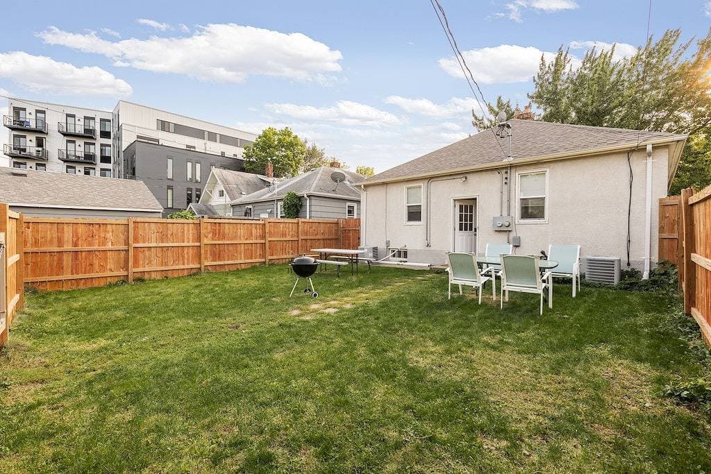 Foto 10 von 33: Walk to Falls / Close to Everything / Fenced Backyard