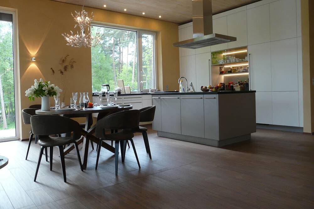Foto 13 von 29: Luxus-Ferienhaus direkt am See, naturnaher Komfort in modernem Stil