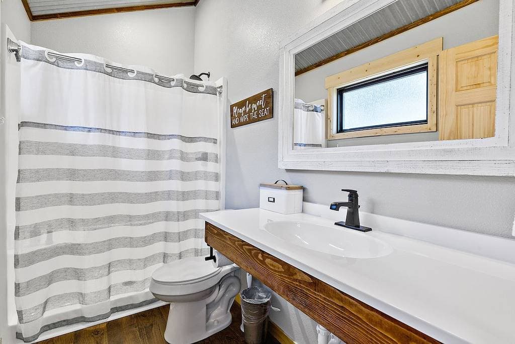 Foto 13 von 16: Modern rustic design with upscale finishes and 2 bedrooms.