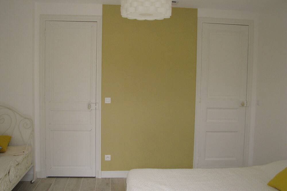 Foto 2 von 9: Geräumiges Zimmer in der charmanten Charentaise