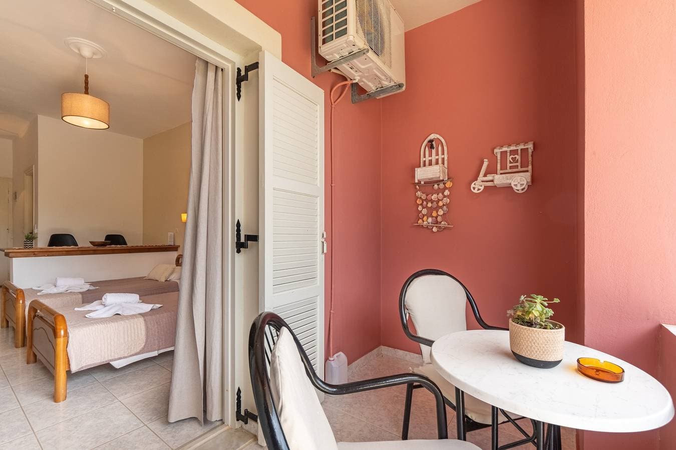 Foto 4 von 36: Einzimmerapartment 'Standard' mit Meerblick, WLAN und Klimaanlage