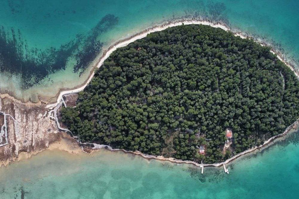 Neues Ferienhaus mit 2 Terrassen, direkt am Meer - ein Traum umgeben von Wald 1