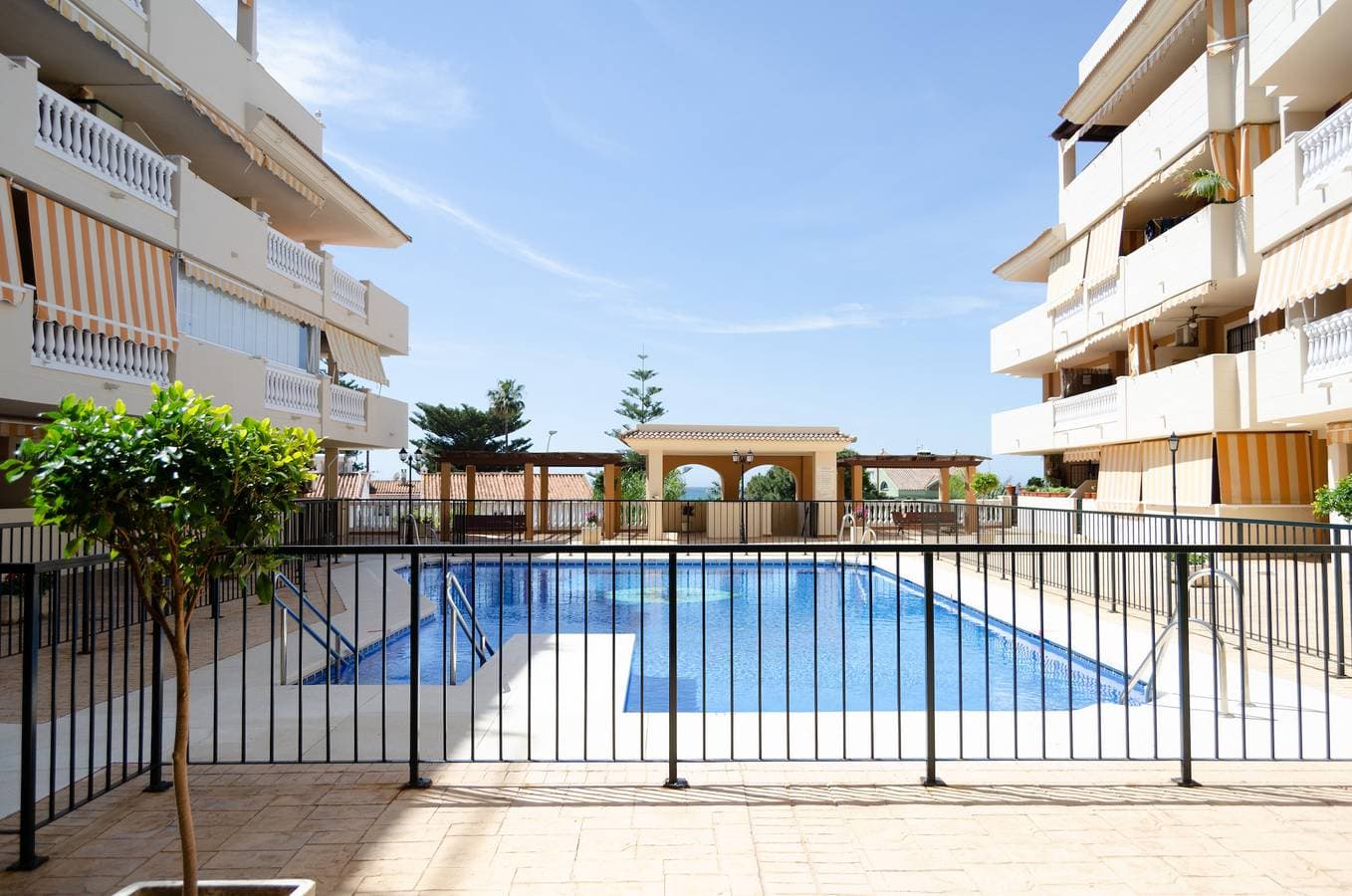 Foto 4 von 20: WintowinRentals Pool, Sonnenseite & Parkplatz.