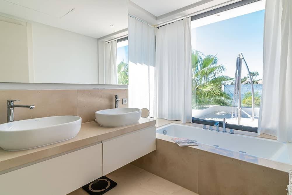 Foto 7 von 30: Remarkable 5 Bdrm Villa Heated Pool & Gym