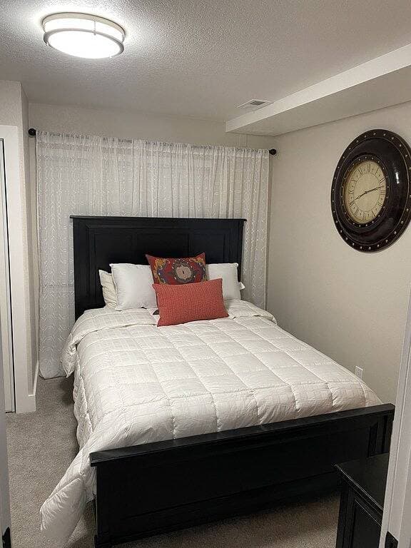 Foto 5 von 18: Bright Walk-Out 2Br · Private Patio & Yard · Quiet Area