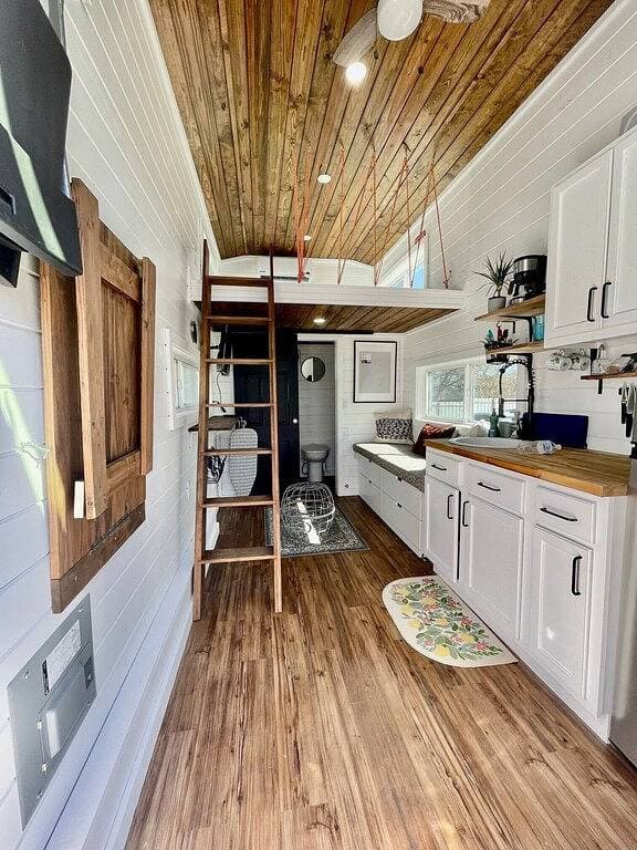 Foto 10 von 15: Houston Tiny Home New, Tx Monthly Magazine Builder