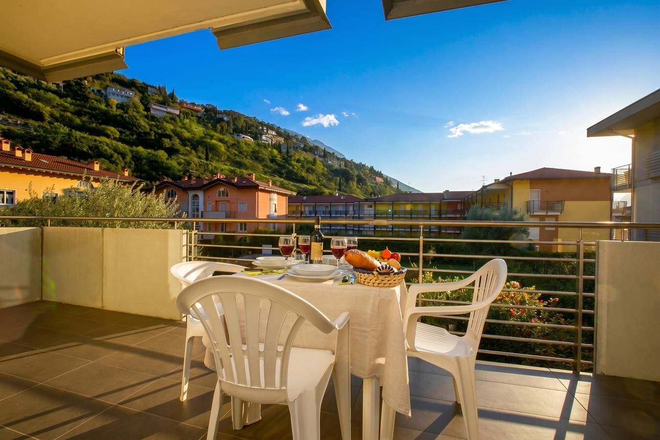 Torbole Relax, Pool & Balcony Apartment 1