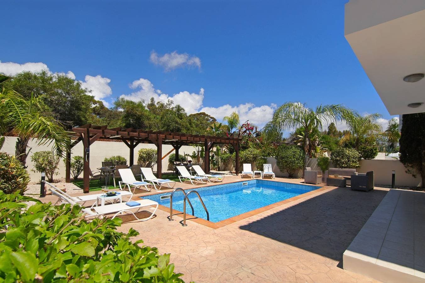 Foto 5 von 39: Villa für 8 Personen mit Balkon