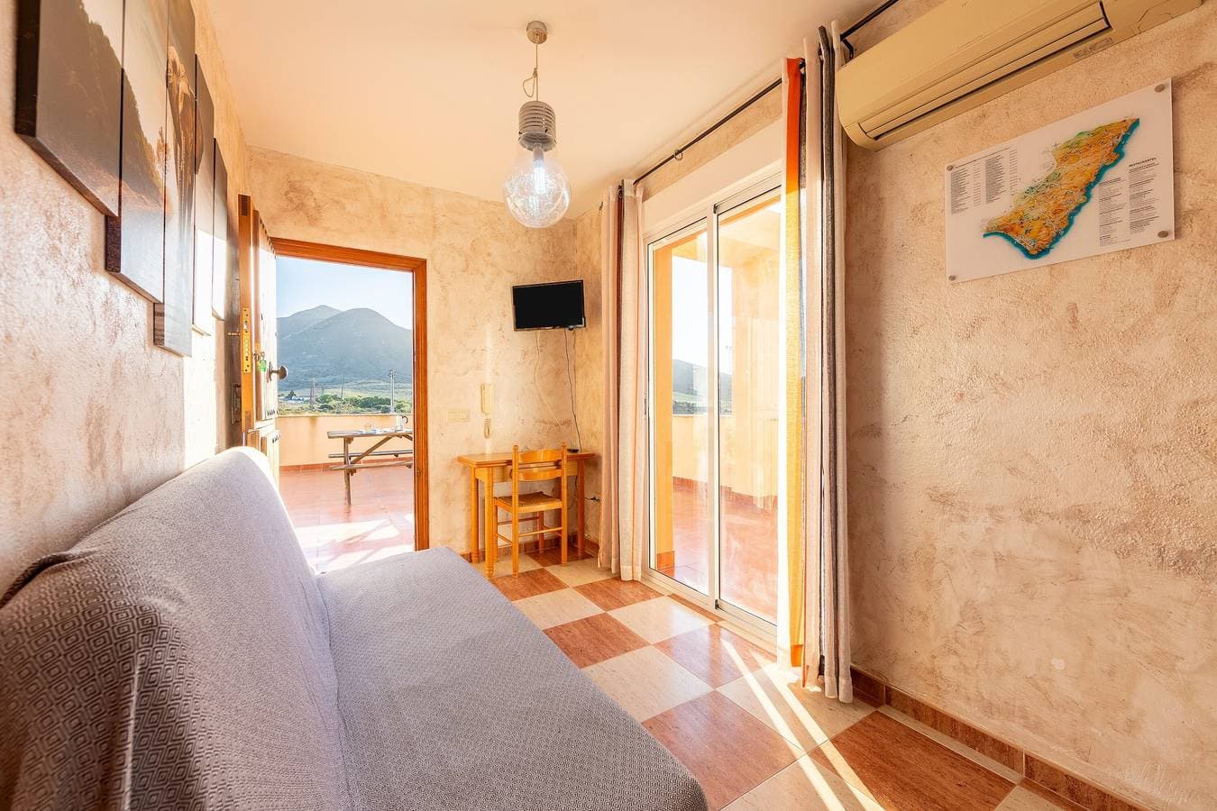 Foto 3 von 23: Haustierfreundliche Ferienwohnung Las Cuatro Lunas mit Bergblick, Terrasse und Klimaanlage