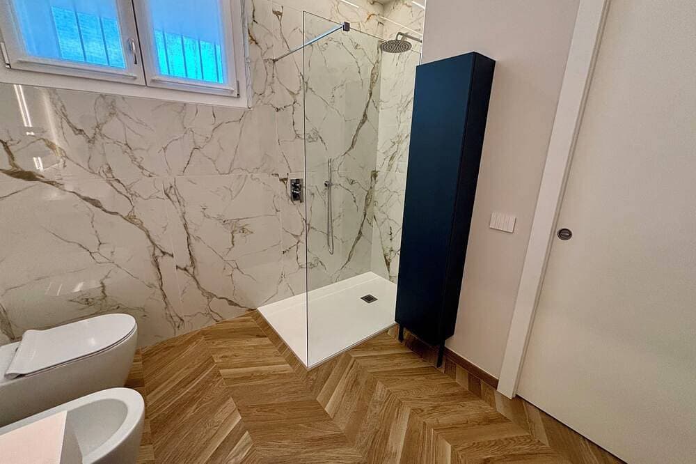 Foto 6 von 22: Luxurious new apartment with a terrace overlooking the lake on the Sarnico lakeshore.