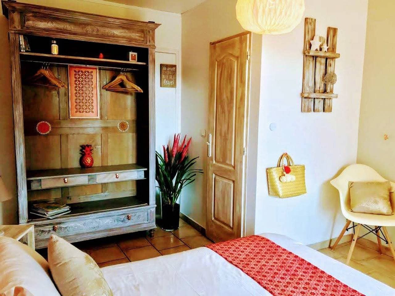Foto 4 von 19: Gästezimmer „Toucan“ mit privater Terrasse, WLAN und Klimaanlage