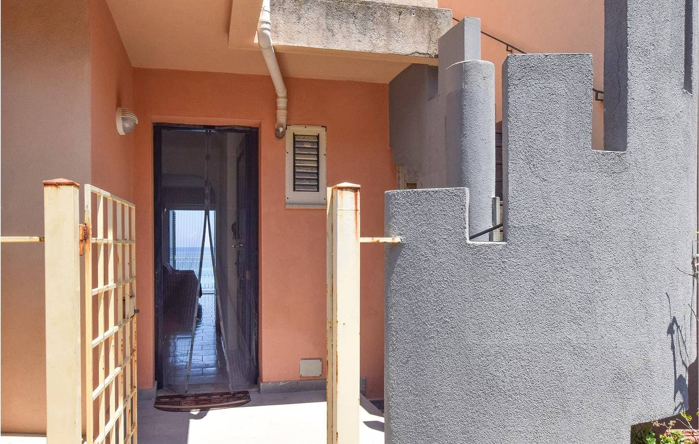 Foto 2 von 15: Strandnahe 90m² Wohnung: A/C, Parkplatz, Terrasse & WiFi