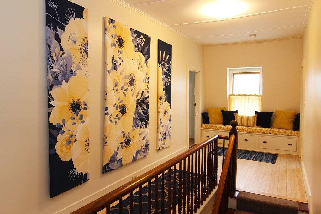 Foto 2 von 21: Renovated downtown Bar Harbor apartment, park and walk to shops and restaurants.