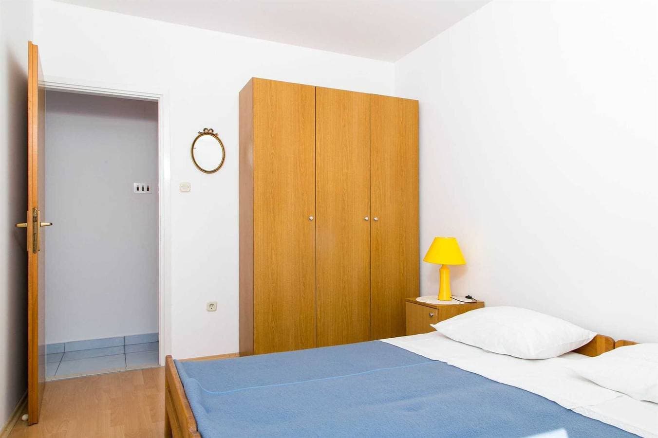 Foto 10 von 16: Mare Apartment mit einem Schlafzimmer mit Balkon und Meerblick A1