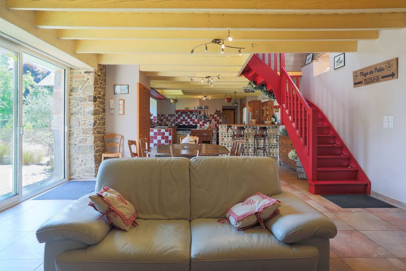 Foto 3 von 28: Ferienhaus 3 Min vom Strand – Private Terrasse, umzäunter Garten, 5 Personen