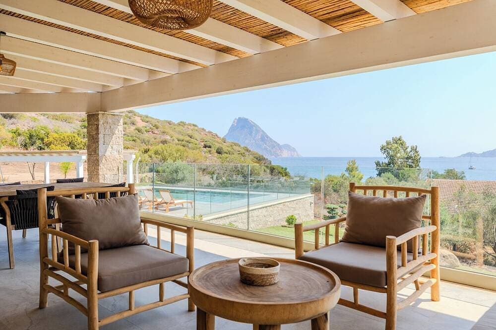 Contemporary Coastal Living: The New Villa Muvrunara 1