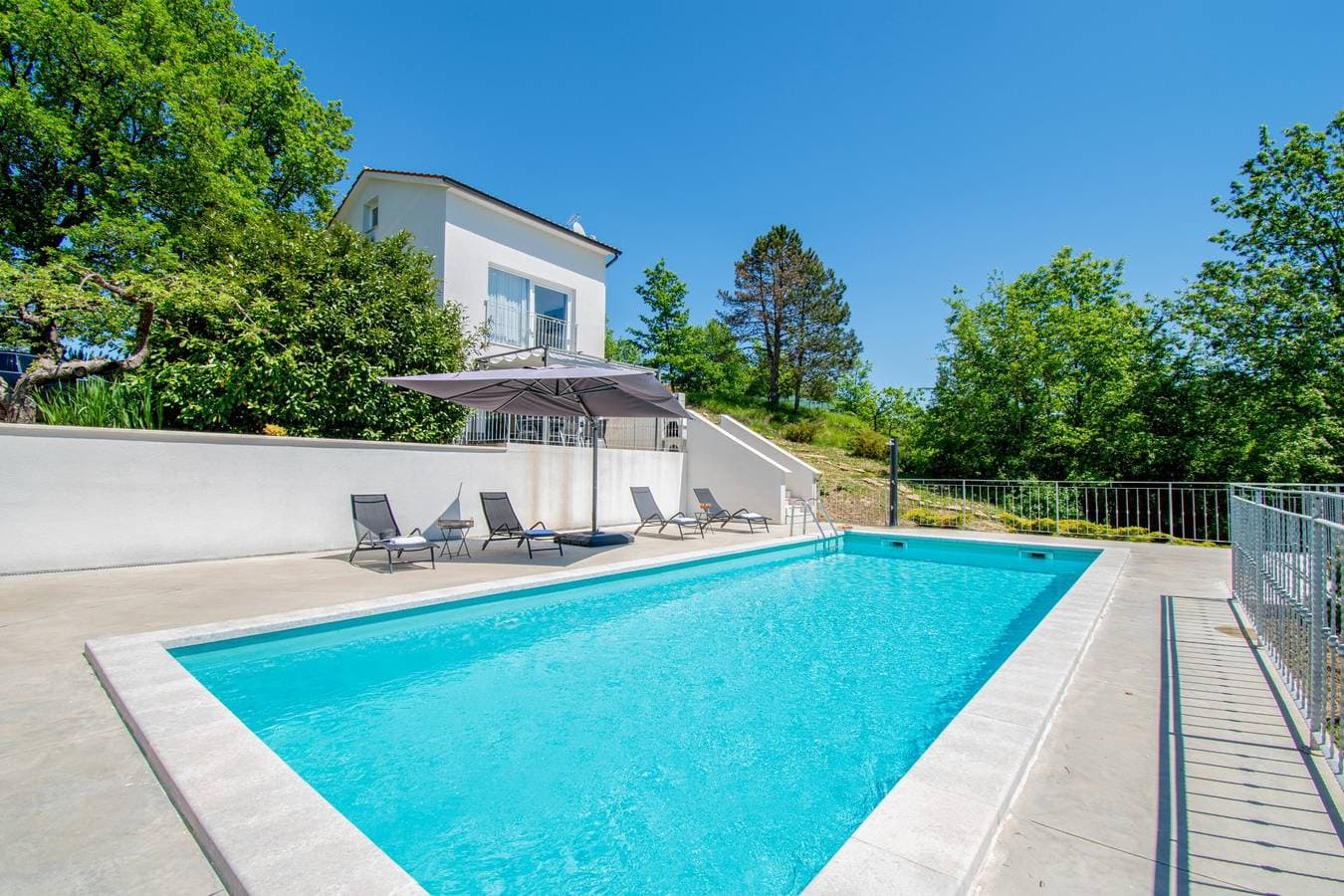 Foto 5 von 47: Ländliche alleinstehende schöne Villa mit privatem