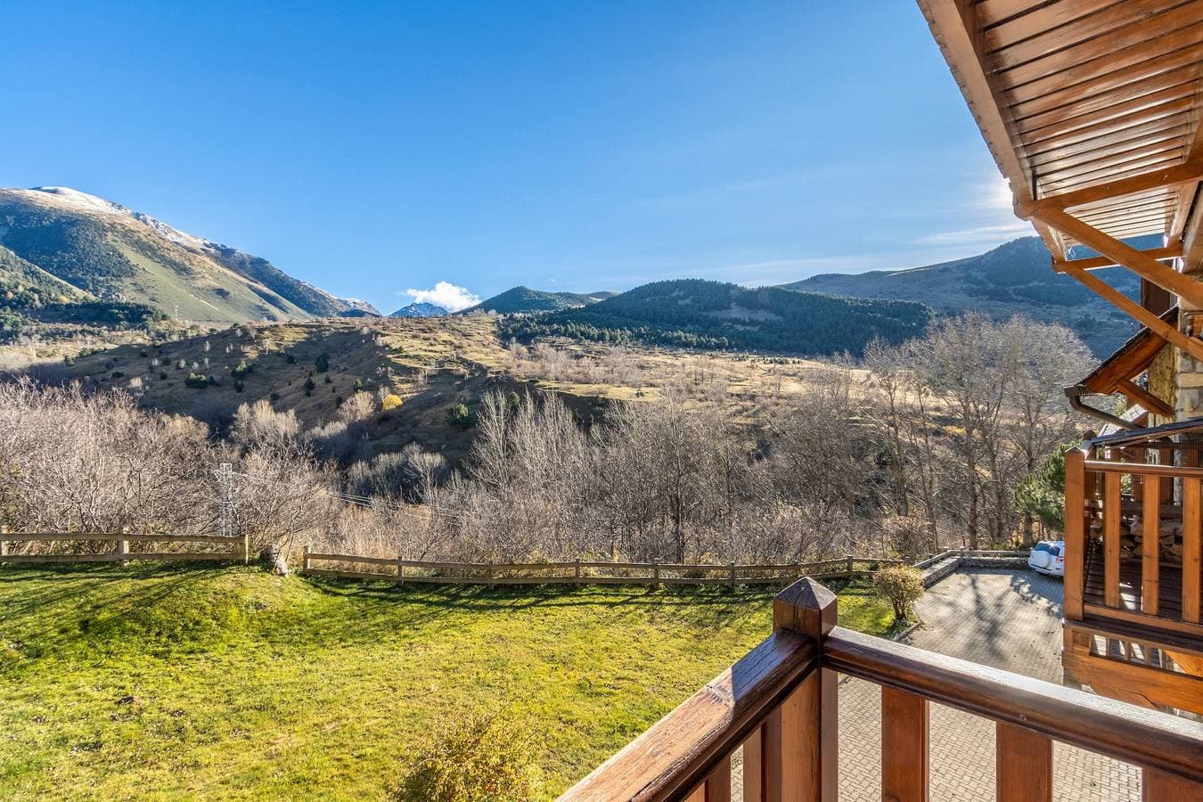 Foto 11 von 30: Ferienwohnung 'Mirador de la Neu' mit Bergblick, Gemeinschaftsgarten und Balkon