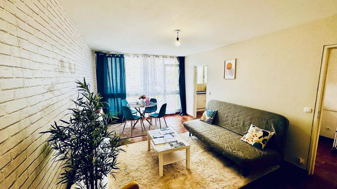 Foto 10 von 41: Two-Bedroom Apartment with Balcony