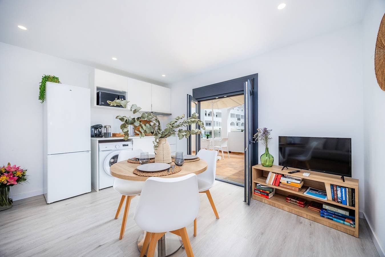 Foto 8 von 27: Ferienwohnung 'White Suites 2' mit Gemeinschaftspool, WLAN und Klimaanlage