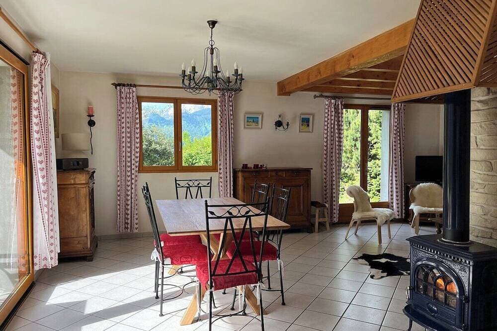 Foto 12 von 20: Charming Chalet - Sleeps 6