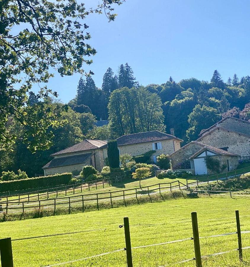Domaine de Montmery sa piscine son jardin ses espaces 1