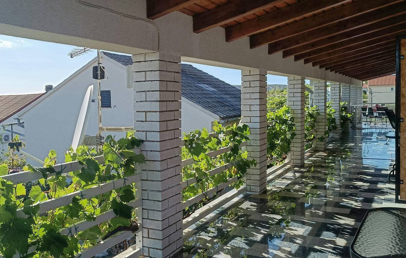 Foto 8 von 22: Apartment am Meer mit Terrasse, WLAN und Parkplatz in der Nähe von Novigradsko Mehr