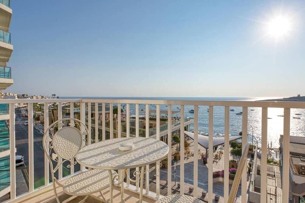 Seafront home, opposite beach w/WIFI & AC in Qawra 1