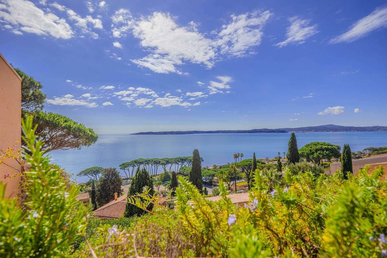 Foto 2 von 13: Wohnung in Sainte-Maxime mit Panoramablick aufs Meer, Schwimmbad und privatem Strandzugang