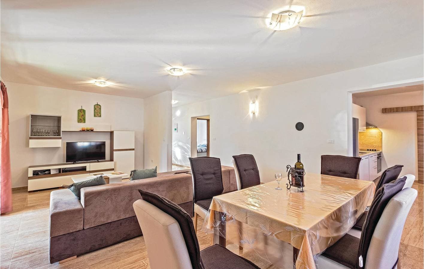 Foto 7 von 42: Geräumige Ferienwohnung mit Pool, Terrasse und WLAN – 1 km vom FKK-Strand entfernt