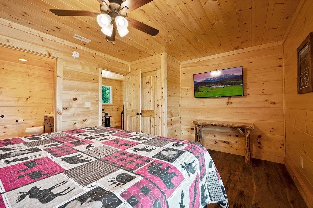Hot tub cabin with fireplace, Smoky Mountain views, pet friendly, 10 min to Park 1