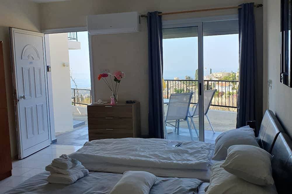 Foto 3 von 15: Stunning mountain and sea views, peaceful location in Peyia, Paphos.