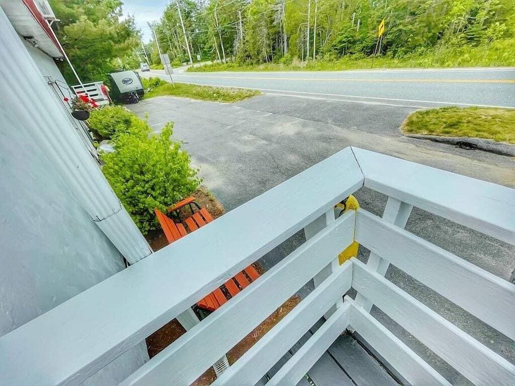 Foto 3 von 28: 18 Acadia Lodge King Bed AC Open Hearth Inn