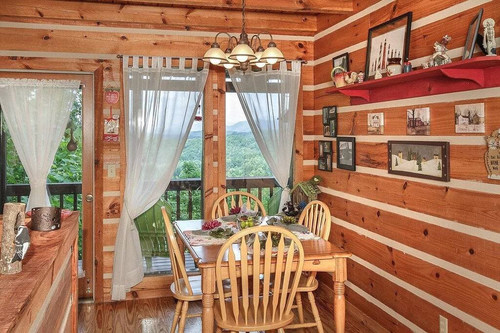Foto 3 von 21: Eine romantische abgeschiedene Hütte mit Blick auf die Berge, Whirlpool und Holz Kamin!