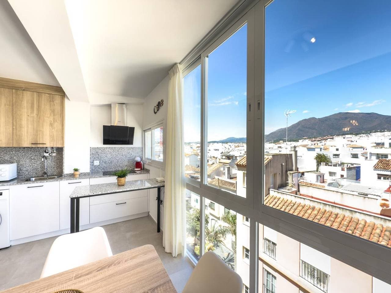 Foto 3 von 25: Moderne Wohnung in Estepona, Bergblick